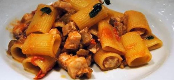 Rigatoni con pesce spada e melanzane