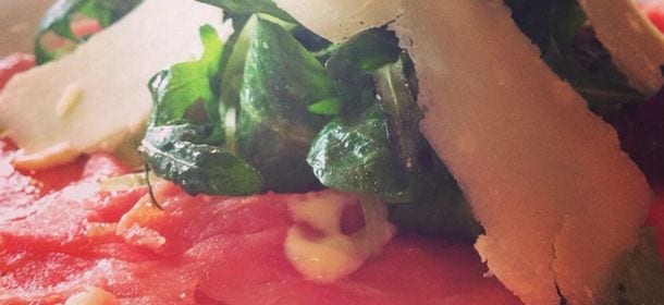 Carpaccio di manzo, rucola e parmigiano