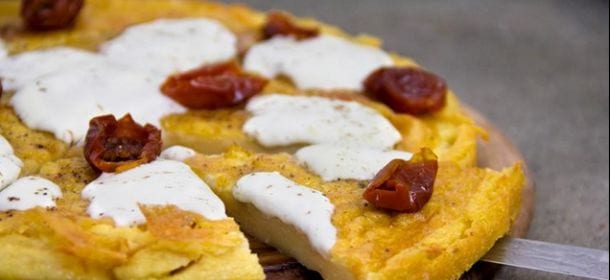 Ricette tradizionali: preparare la farinata di ceci con pomodori e formaggio