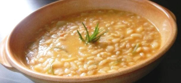 Ricette light: come preparare una zuppa di verza e farro