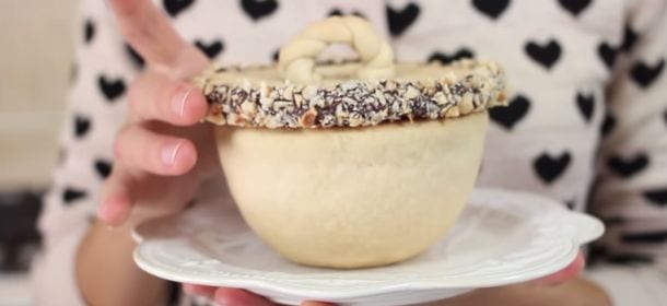 Ricette golose: preparare la cioccolata calda in tazza di pasta frolla [VIDEO]