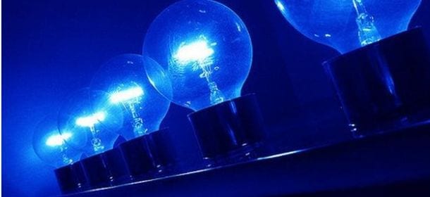 Luce blu: mangiare con questa illuminazione per ridurre l'appetito