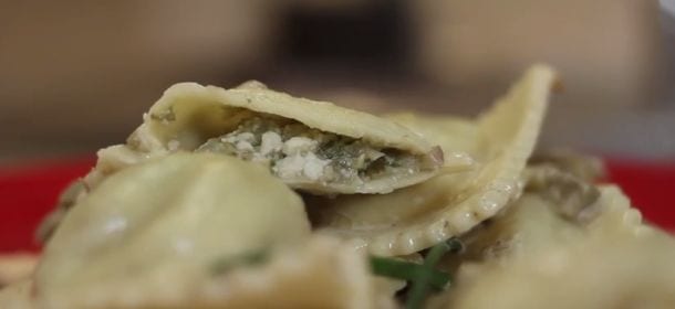 Ricette gustose: come preparare i ravioli ai carciofi ed erbe aromatiche [VIDEO]