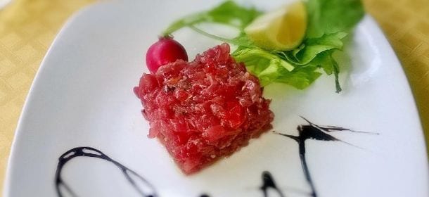 Ricette veloci: come preparare una tartare scottata di tonno