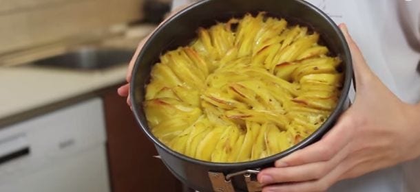 Ricette golose: come preparare una torta di patate e panna [VIDEO]