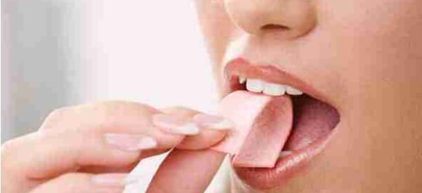 Più intelligenti masticando chewing gum, ma aumenta il mal di testa