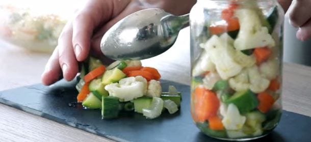 Ricette tradizionali: preparare la giardiniera di verdure [VIDEO]