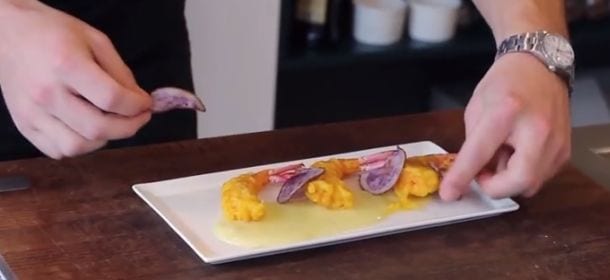 Ricette dal mondo: tempura di mazzancolle su crema di patate viola [VIDEO]