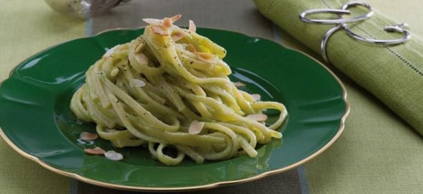 Ricette golose: come preparare le linguine al pesto di mandorle