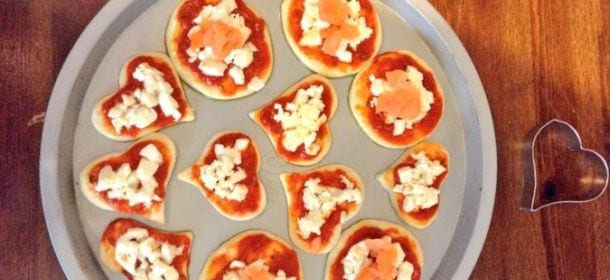 Ricette di San Valentino: preparare le pizzette a forma di cuore