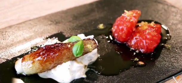 Ricette veloci: scalogno caramellato, cuore di pomodoro e burrata