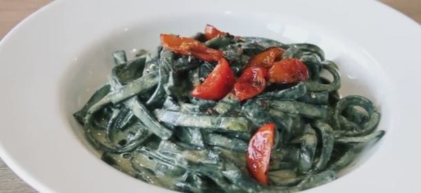 Ricette golose: trottole al nero di seppia con pesto di pistacchio, pomodori e ricotta salata