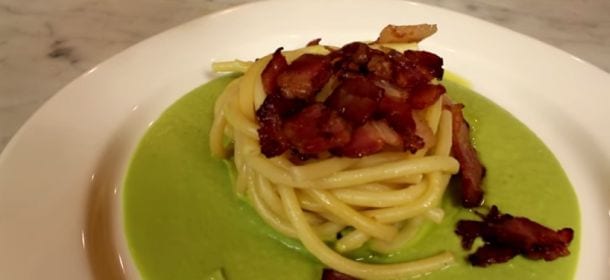 Ricette golose: preparare i bucatini con salsa di piselli e pancetta croccante [VIDEO]