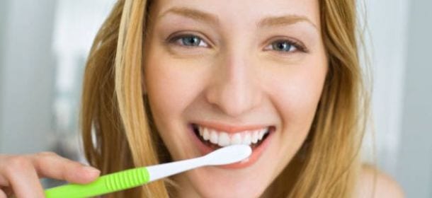 Denti, meglio lavarli prima dei pasti: ecco perché