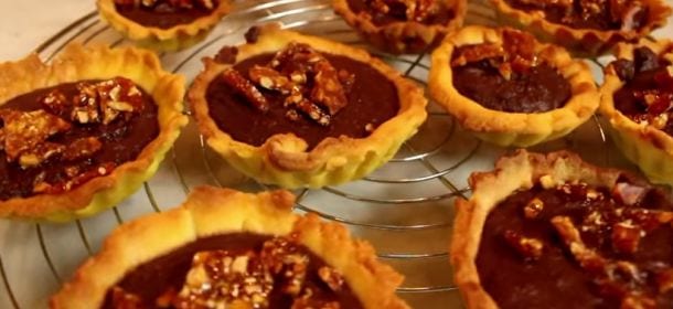 Ricette golose: crostatine al cioccolato con croccante alle arachidi [VIDEO]