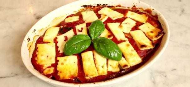 Ricette light: come preparare la parmigiana di melanzane [VIDEO]