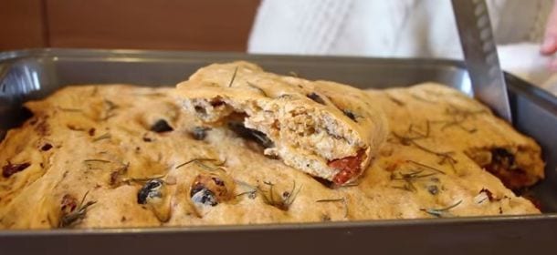 Ricette tradizionali: focaccia mediterranea con olive e pomodorini [ViDEO]