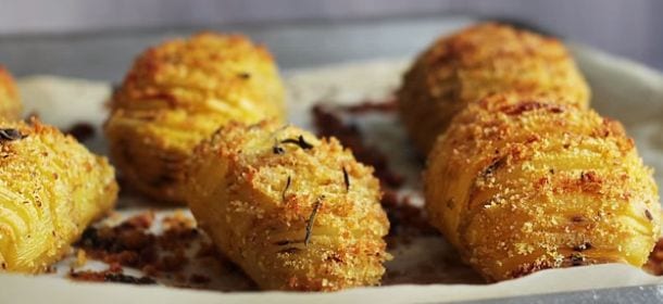 Ricette dal mondo: come preparare le patate hasselback [VIDEO]