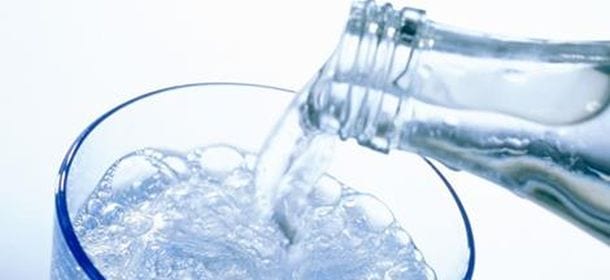 Bere acqua al posto di una bevanda zuccherata riduce il rischio di diabete