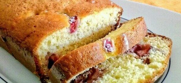 Ricette per la Festa della Mamma: preparare un plumcake alle fragole