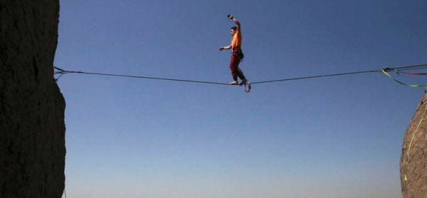 Slackline, lo sport per chi ama fare acrobazie sulla corda