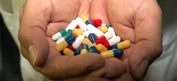 Farmaci: gli italiani ne assumono più di uno e mezzo al giorno spendendo 438 euro all'anno