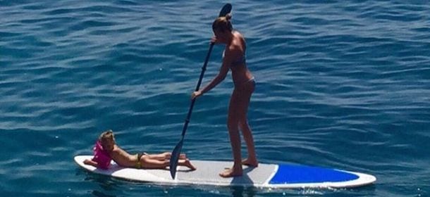 Alessia Marcuzzi, colpo di fulmine per il SUP: "Perfetto per tenersi in forma anche in estate"