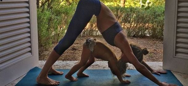 Gisele Bundchen e lo yoga con la piccola Vivian: la figlia si allena con lei da quando ha 11 mesi