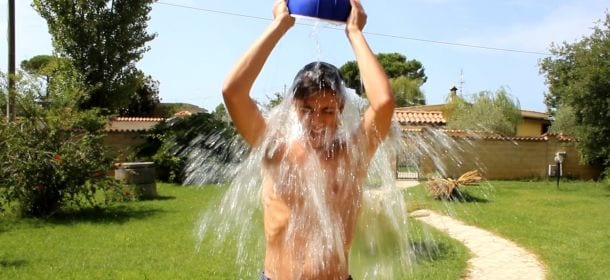 Gavettone in favore della Sla: l'Ice Bucket challenge è arrivato a 220 milioni di dollari