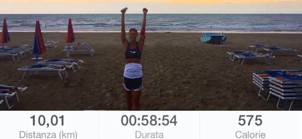 Martina Colombari non trascura l’allenamento nemmeno in vacanza: 10 km in meno di 1h