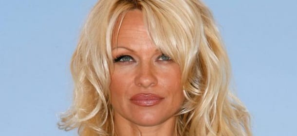 Pamela Anderson e l'epatite C: "Ho rischiato di morire, ora posso guarire"