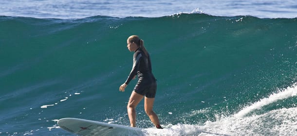 Surf: Nicoletta Romanoff svela i benefici nascosti dello sport re dell'estate... o quasi