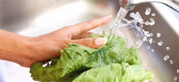 Insalata sicura: i metodi più efficaci per pulirla e disinfettarla