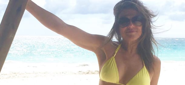 Elizabeth Hurley, sexy a 50 anni: i suoi segreti per una pelle senza età