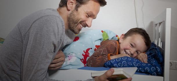 Favola della buonanotte: quando è il papà a leggerla, i bimbi traggono maggiori benefici