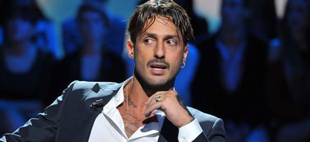 Fabrizio Corona, gli esercizi per potenziare braccia e pettorali [VIDEO]