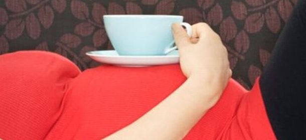 Caffè in gravidanza: non sempre fa male, quante tazzine bere per non nuocere al bambino