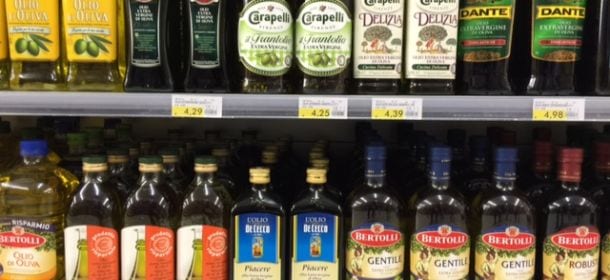 Olio d’oliva: come riconoscere quello buono. Consigli per scegliere bene al supermercato