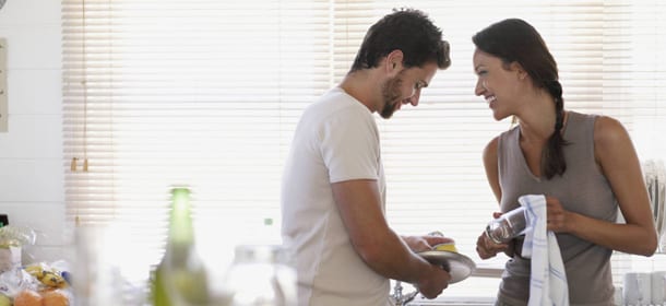 Faccende di casa e sesso: quando la coppia si divide i compiti migliora l'intesa sotto le lenzuola