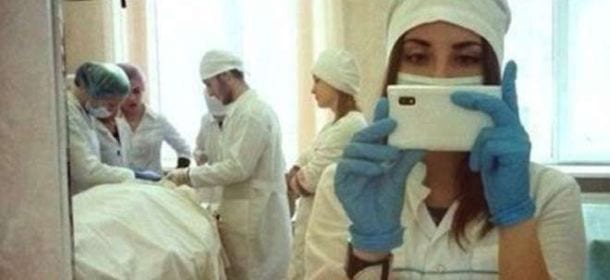 Selfie in sala operatoria: c’è chi difende i medici mentre l’Ordine avvia procedure punitive