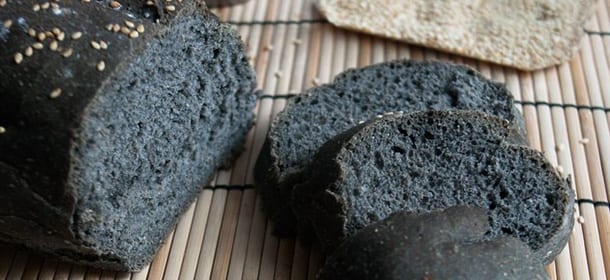 Il pane nero al carbone vegetale: sgonfia ma rende meno efficaci i medicinali