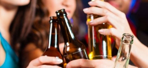 Drunkoressia: si mangia meno per bere più alcol. Preoccupazione per l’aumento del fenomeno