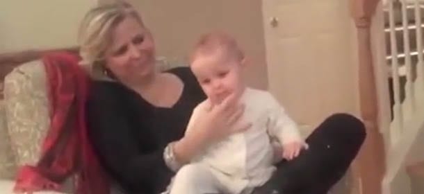 Il video della mamma che fa addormentare il figlio in un minuto e che ha conquistato il web