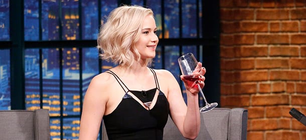 Jennifer Lawrence ironizza sull'amore per il vino rosso: "È il mio profumo preferito"