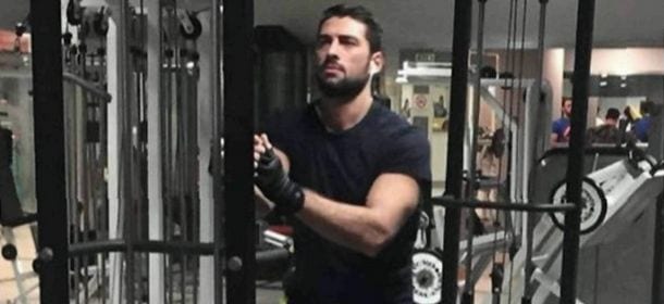 Giovanni Angiolini in palestra: a corpo libero o con i macchinari per allenare le braccia