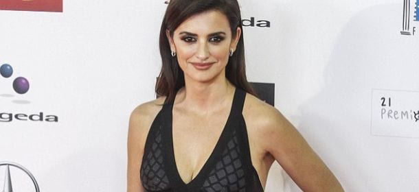 Penelope Cruz, un décolleté che attira gli sguardi. Merito di pilates, yoga e danza