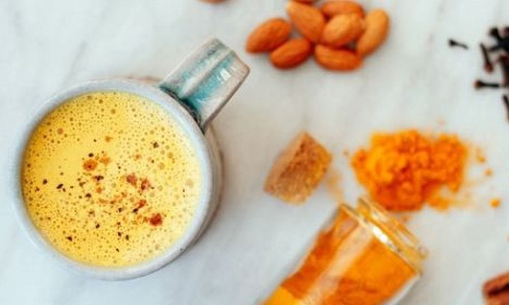 Golden Milk: 6 chili in un mese con la bevanda a base di curcuma