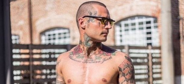 Manuel Vallicella mette in mostra i tatuaggi: pro e contro di questa passione