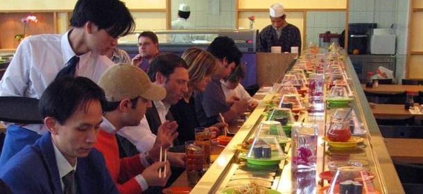 Sequestri in molti sushi ‘all you can eat’ a 10 euro: cibi avariati, ma c’è chi li difende