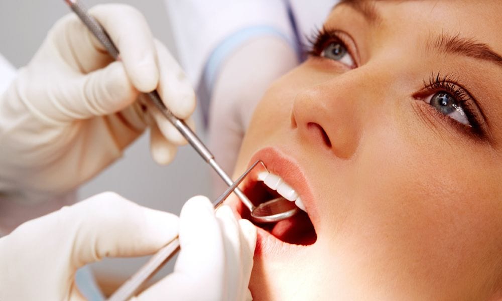 Chirurgia estetica dal dentista: cosa si può fare e cosa no